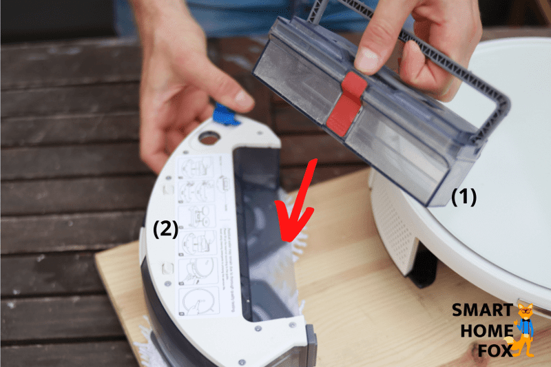 Der Yeedi Staubtank und der Wassertank werden in den Händen gehalten